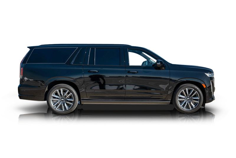 An incredible side shot photo of aCadillac Escalade that you should buy.