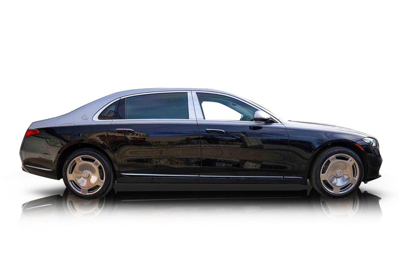 An incredible side shot photo of aMercedes-Benz Maybach S580 that you should buy.