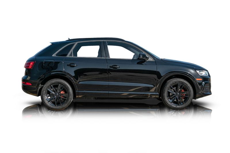 An incredible side shot photo of aAudi Q3 that you should buy.
