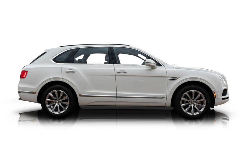 An incredible side shot photo of aBentley Bentayga that you should buy.