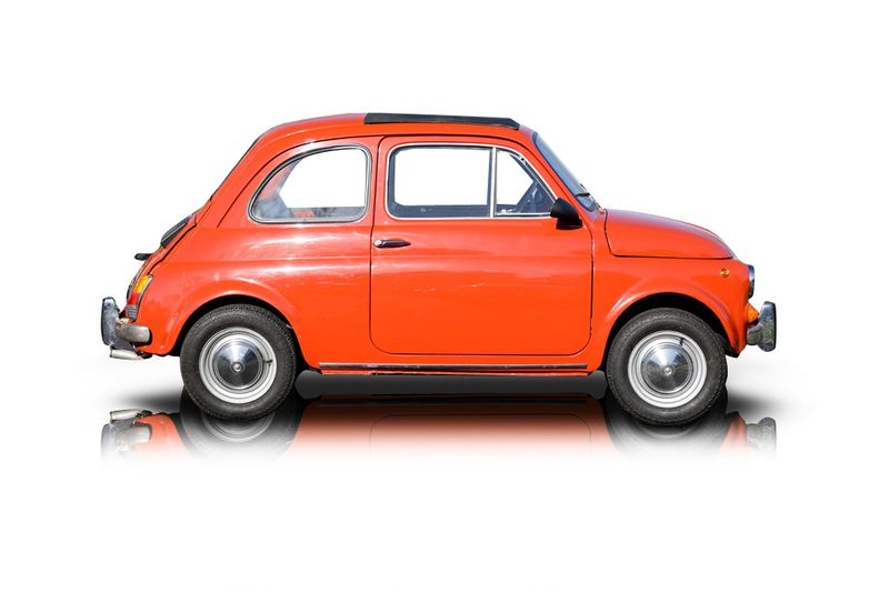 An incredible side shot photo of aFiat 500 that you should buy.