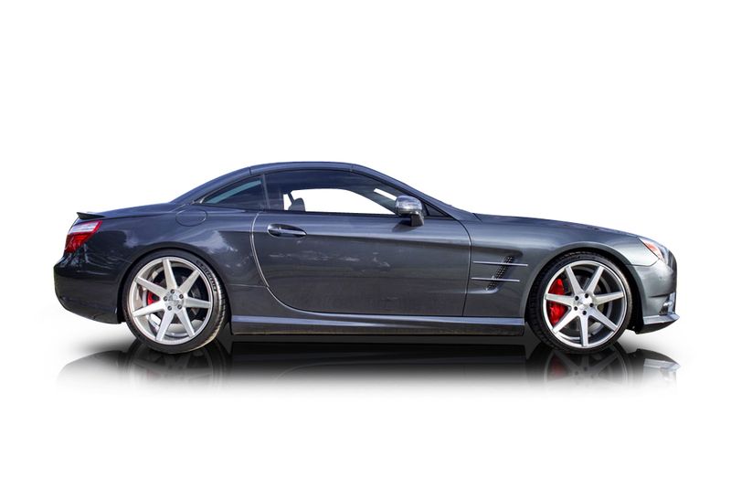 An incredible side shot photo of aMercedes-Benz SL550 that you should buy.