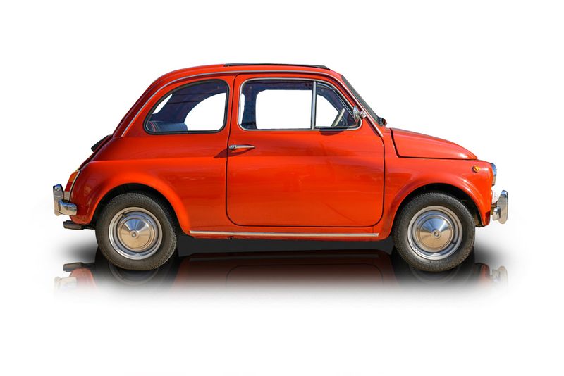 An incredible side shot photo of aFiat 500 that you should buy.