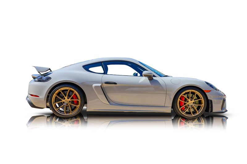 An incredible side shot photo of aPorsche 718 Cayman that you should buy.