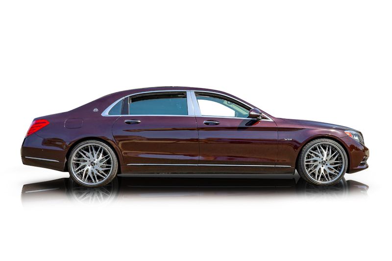 An incredible side shot photo of aMercedes-Benz S600 that you should buy.