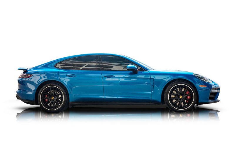 An incredible side shot photo of aPorsche Panamera that you should buy.