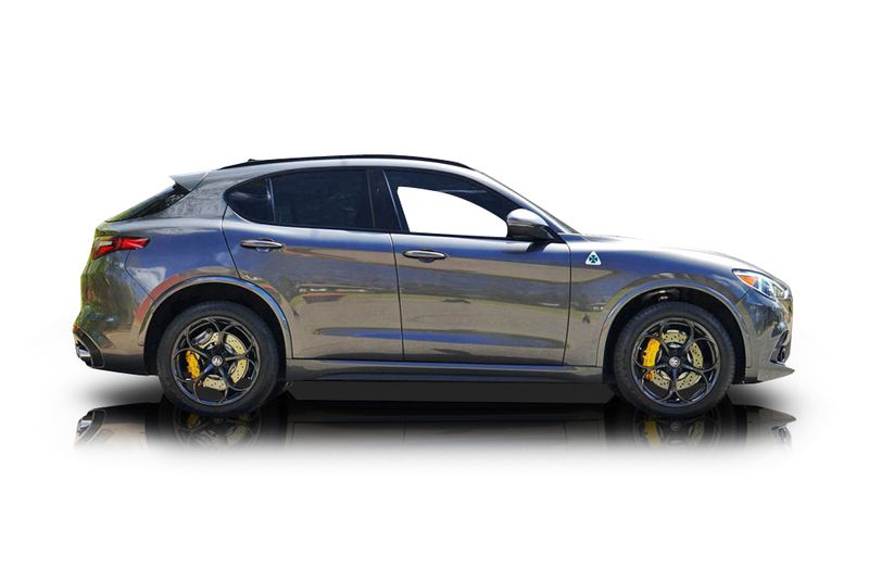 An incredible side shot photo of aAlfa Romeo Stelvio that you should buy.