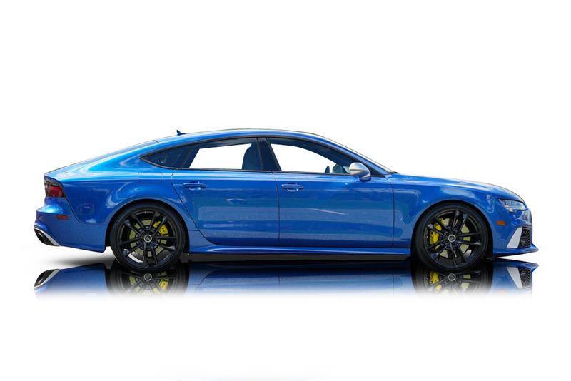 An incredible side shot photo of aAudi RS7 that you should buy.