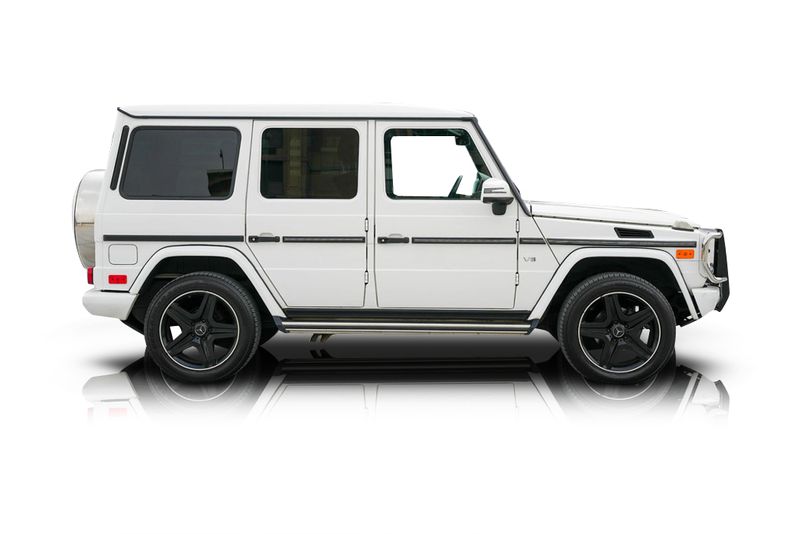 An incredible side shot photo of aMercedes-Benz G550 that you should buy.