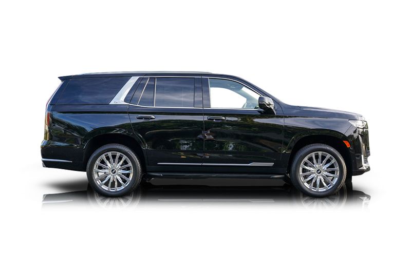 An incredible side shot photo of aCadillac Escalade that you should buy.