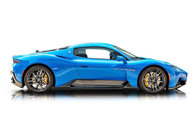 An incredible side shot photo of aMaserati MC20 that you should buy.
