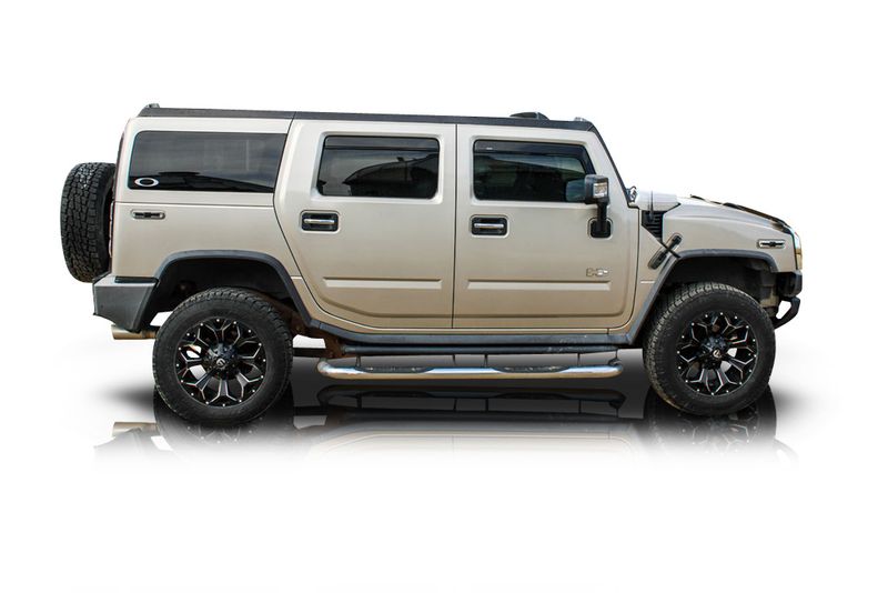 An incredible side shot photo of aHummer H2 that you should buy.