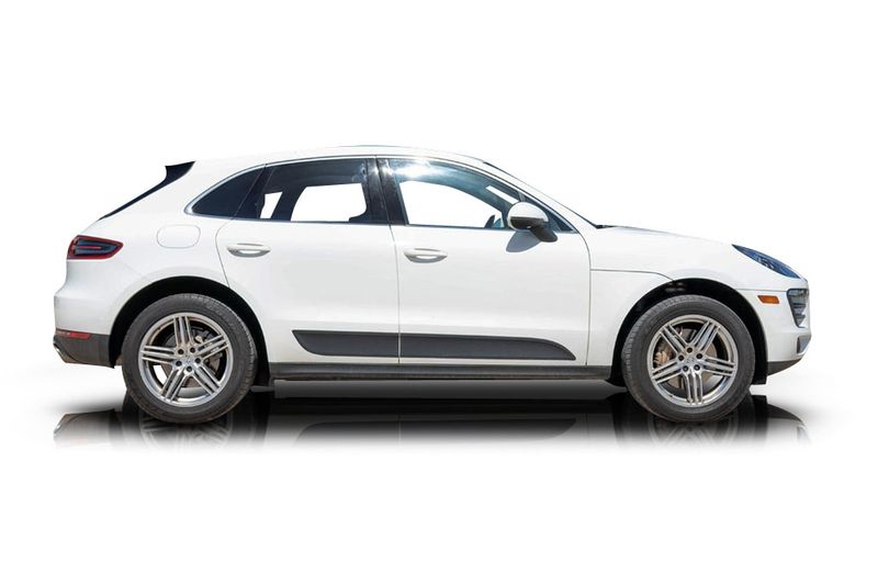 An incredible side shot photo of aPorsche Macan that you should buy.