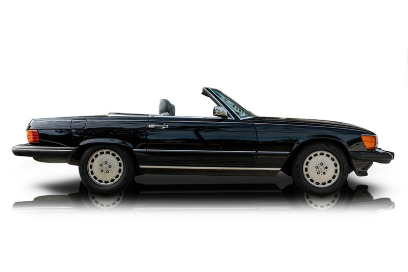 An incredible side shot photo of aMercedes-Benz 560SL that you should buy.