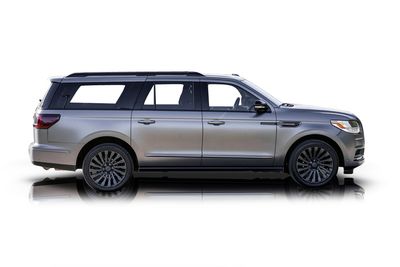 Passenger side photo of 2018 Lincoln Navigator