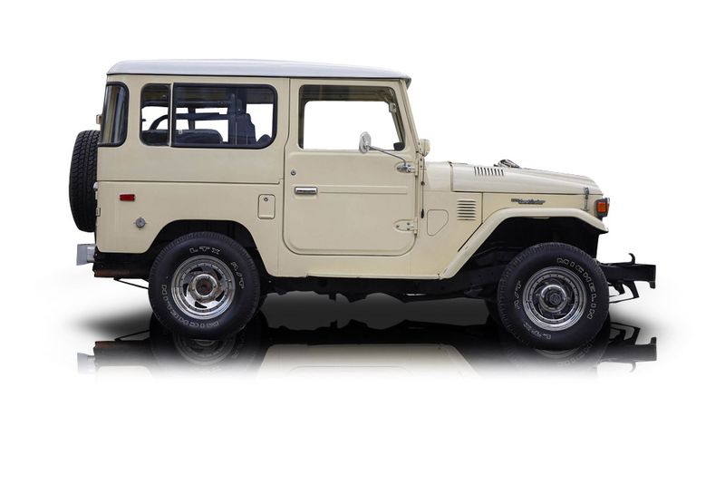 An incredible side shot photo of aToyota Land Cruiser that you should buy.