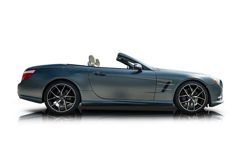 An incredible side shot photo of aMercedes-Benz SL550 that you should buy.