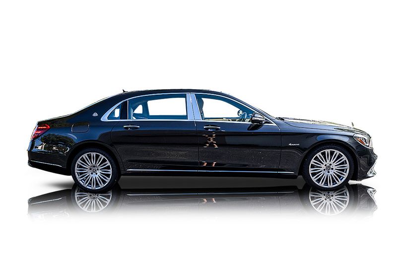 An incredible side shot photo of aMercedes-Benz Maybach S560 that you should buy.
