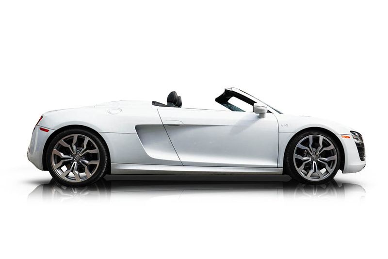 An incredible side shot photo of aAudi R8 that you should buy.