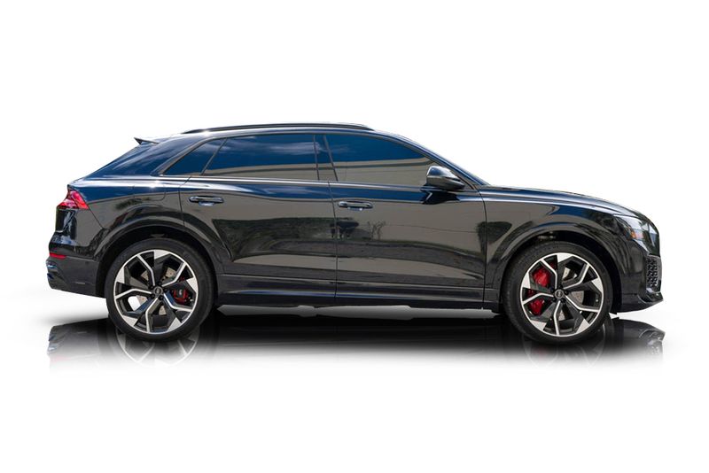 An incredible side shot photo of aAudi RS Q8 that you should buy.