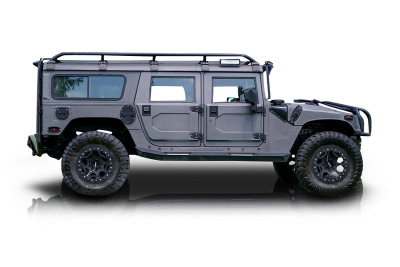 An incredible side shot photo of aHummer H1 that you should buy.