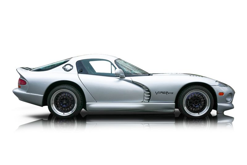 An incredible side shot photo of aDodge Viper that you should buy.