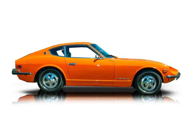 An incredible side shot photo of aDatsun 240Z that you should buy.