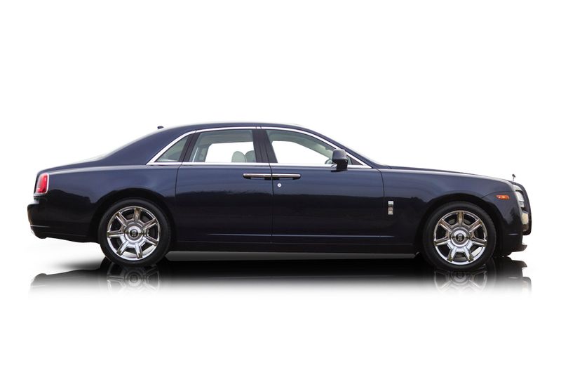 An incredible side shot photo of aRolls-Royce Ghost that you should buy.