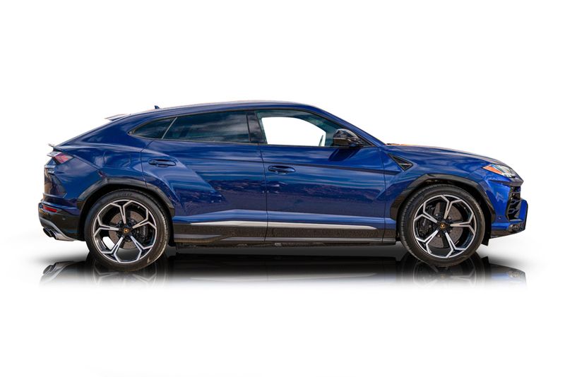 An incredible side shot photo of aLamborghini Urus that you should buy.