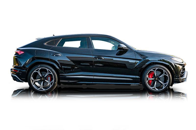An incredible side shot photo of aLamborghini Urus that you should buy.