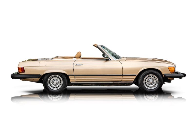 An incredible side shot photo of aMercedes-Benz 380SL that you should buy.