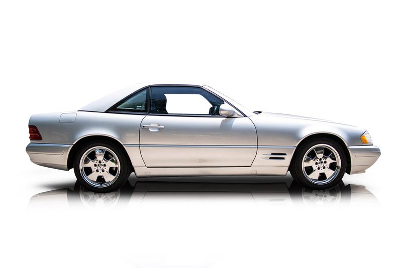 An incredible side shot photo of aMercedes-Benz SL500 that you should buy.