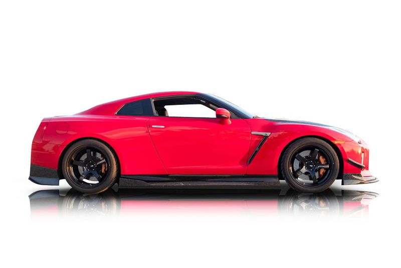 An incredible side shot photo of aNissan GT-R that you should buy.