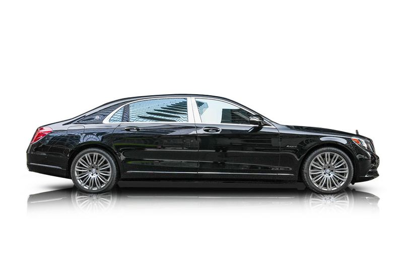 An incredible side shot photo of aMercedes-Benz Maybach S550 that you should buy.