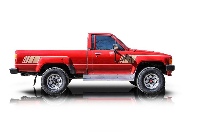An incredible side shot photo of aToyota Pickup that you should buy.