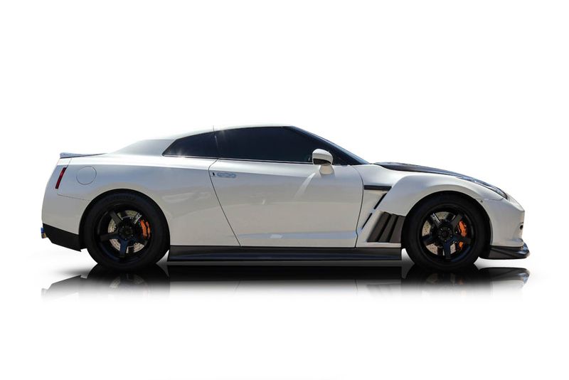 An incredible side shot photo of aNissan GT-R that you should buy.