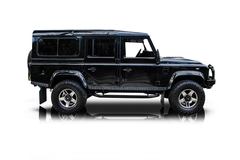 An incredible side shot photo of aLand Rover Defender 110 that you should buy.