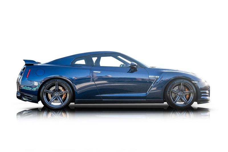 An incredible side shot photo of aNissan GT-R that you should buy.