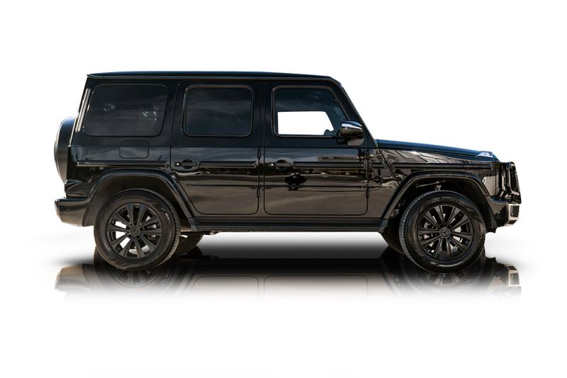 An incredible side shot photo of aMercedes-Benz G550 that you should buy.