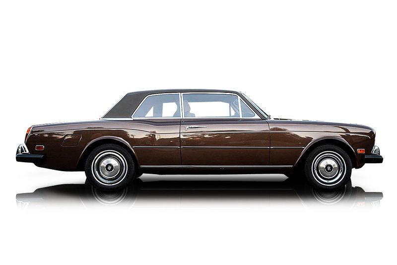 An incredible side shot photo of aRolls-Royce Corniche that you should buy.