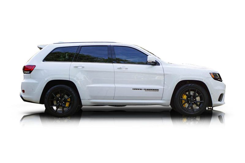 An incredible side shot photo of aJeep Grand Cherokee that you should buy.