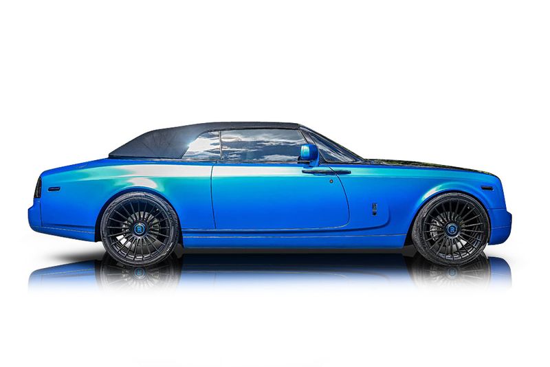 An incredible side shot photo of aRolls-Royce Phantom that you should buy.