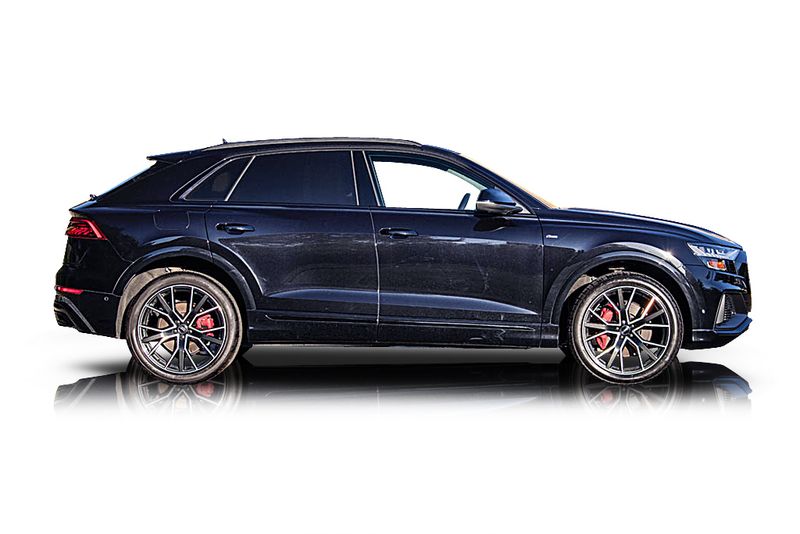 An incredible side shot photo of aAudi Q8 that you should buy.