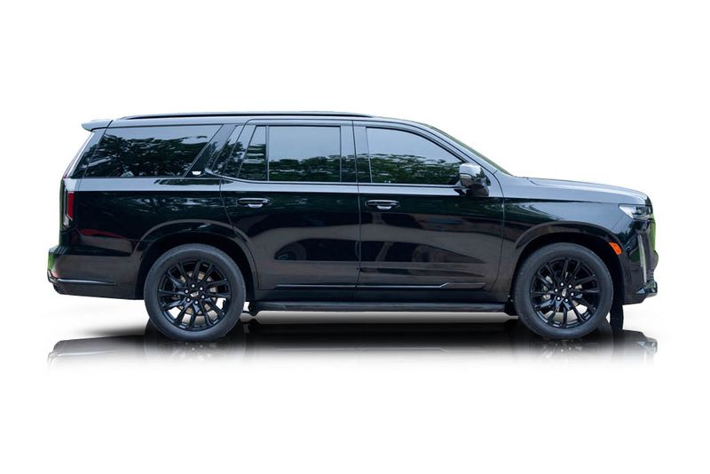An incredible side shot photo of aCadillac Escalade that you should buy.