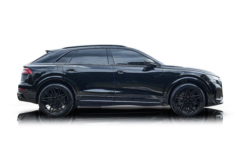 An incredible side shot photo of aAudi RS Q8 that you should buy.