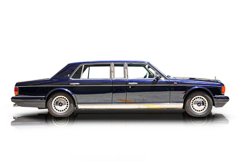 An incredible side shot photo of aRolls-Royce Silver Spur that you should buy.