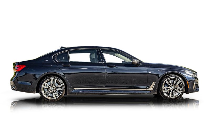An incredible side shot photo of aBMW M760i xDrive that you should buy.