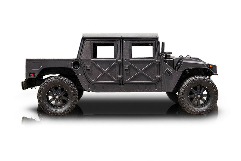 An incredible side shot photo of aAM General Humvee that you should buy.