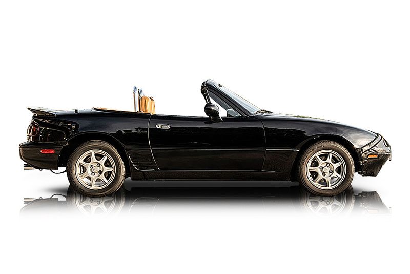 An incredible side shot photo of aMazda MX-5 Miata that you should buy.