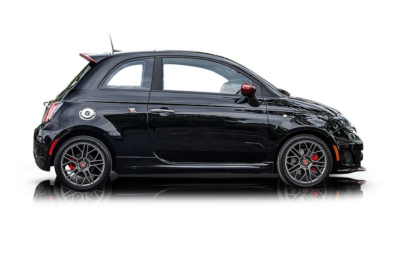 An incredible side shot photo of aFiat 500 that you should buy.
